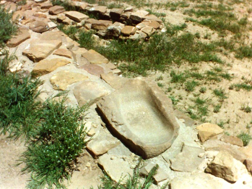 [Pueblo del Arroyo - metates]