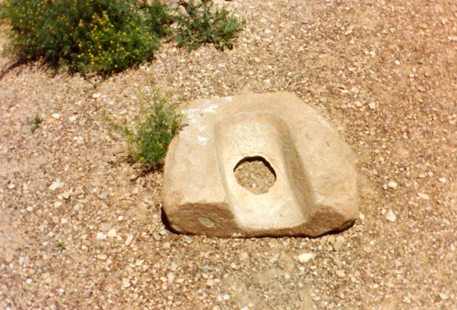 [Pueblo del Arroyo - metates]